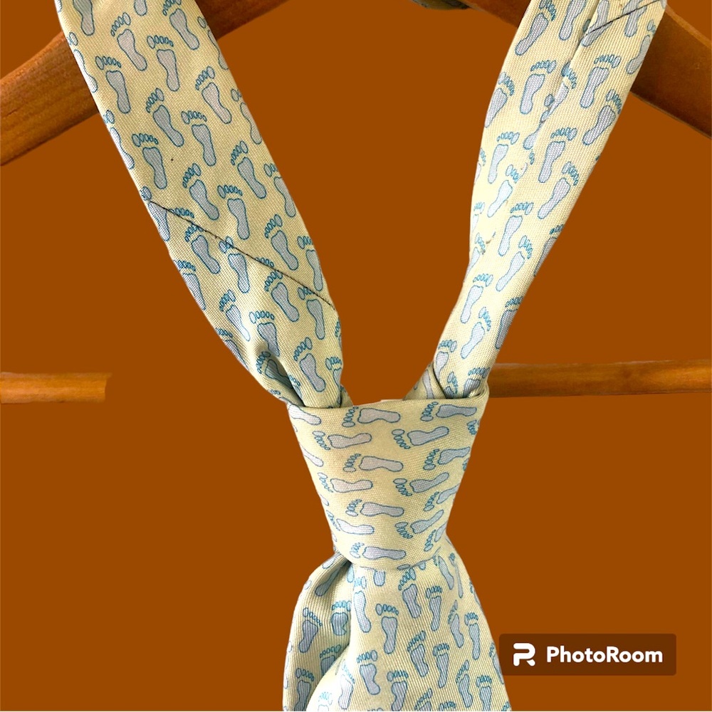 Vineyard Vines footsteps tie